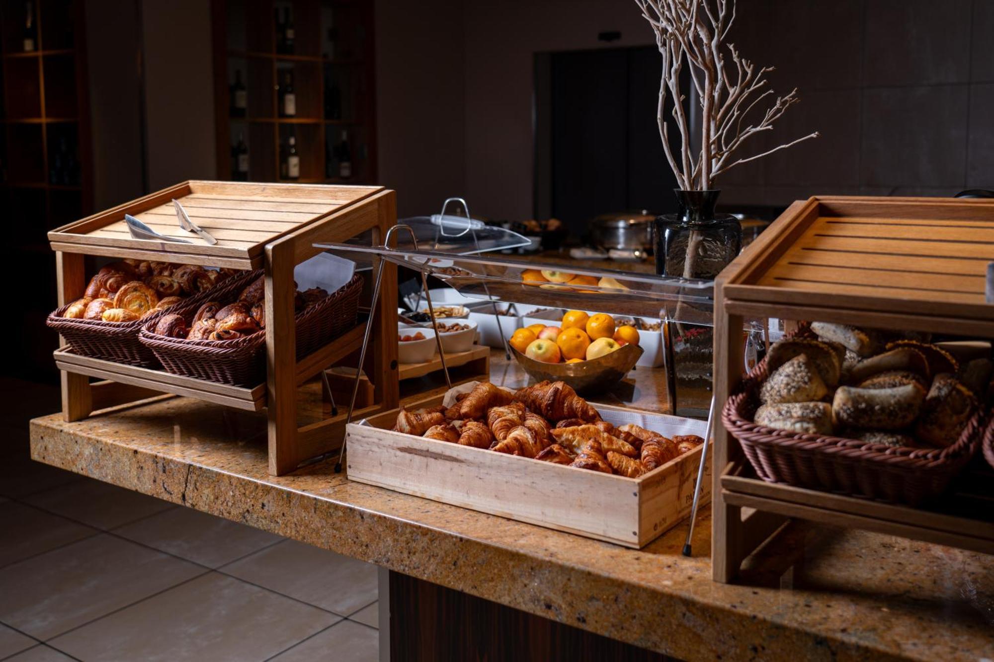 Moevenpick Hotel Geneva Мейрин Екстериор снимка