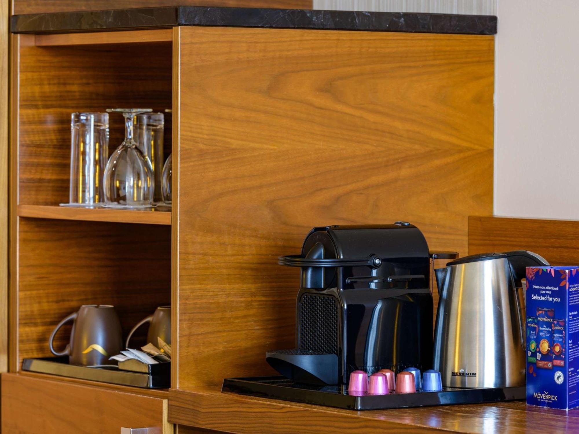 Moevenpick Hotel Geneva Мейрин Екстериор снимка