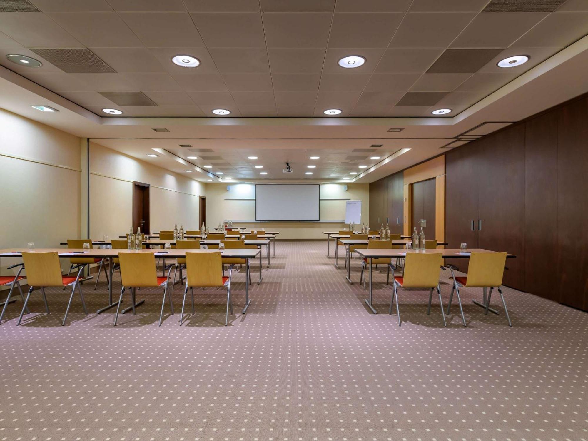 Moevenpick Hotel Geneva Мейрин Екстериор снимка