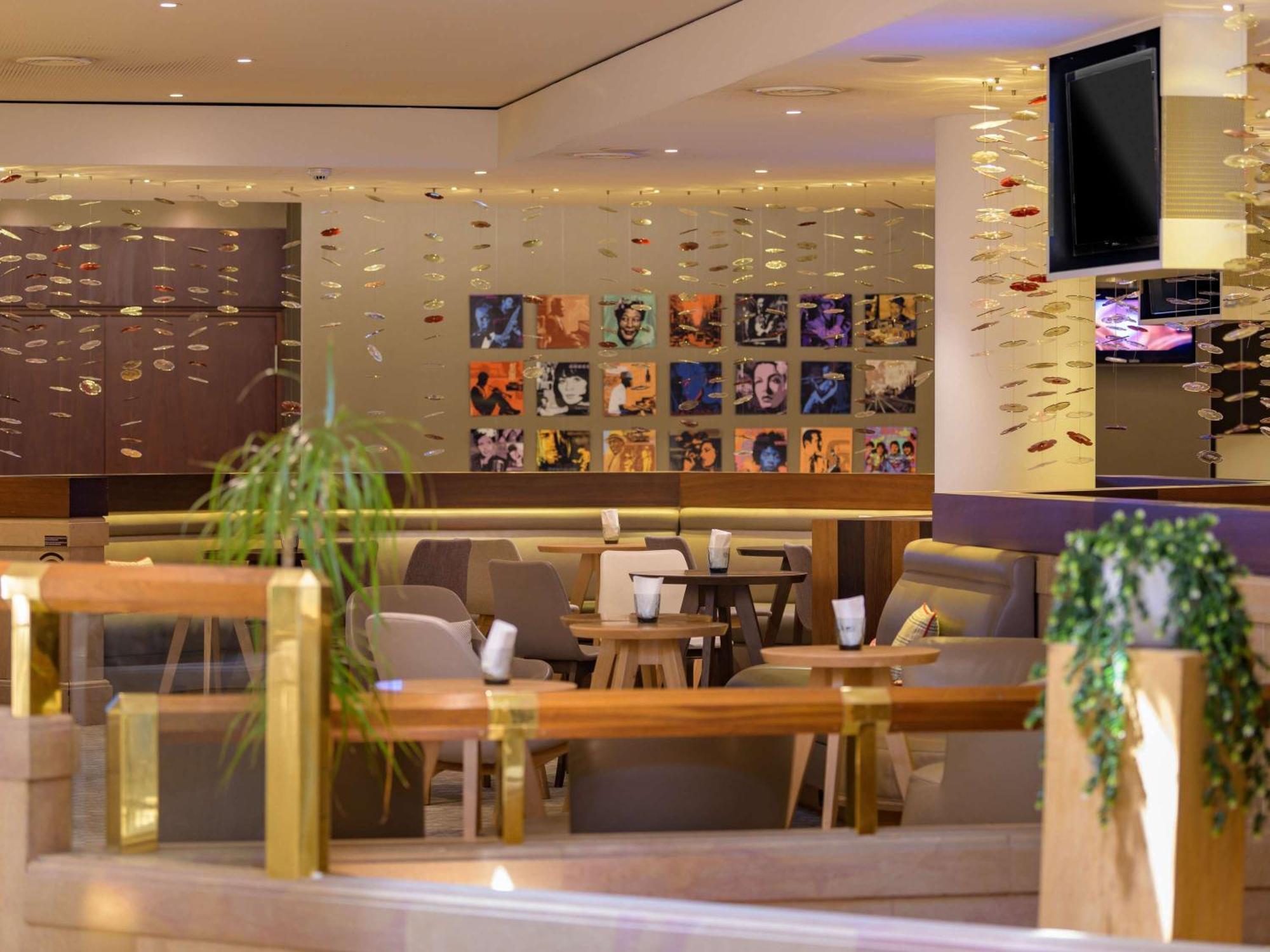 Moevenpick Hotel Geneva Мейрин Екстериор снимка