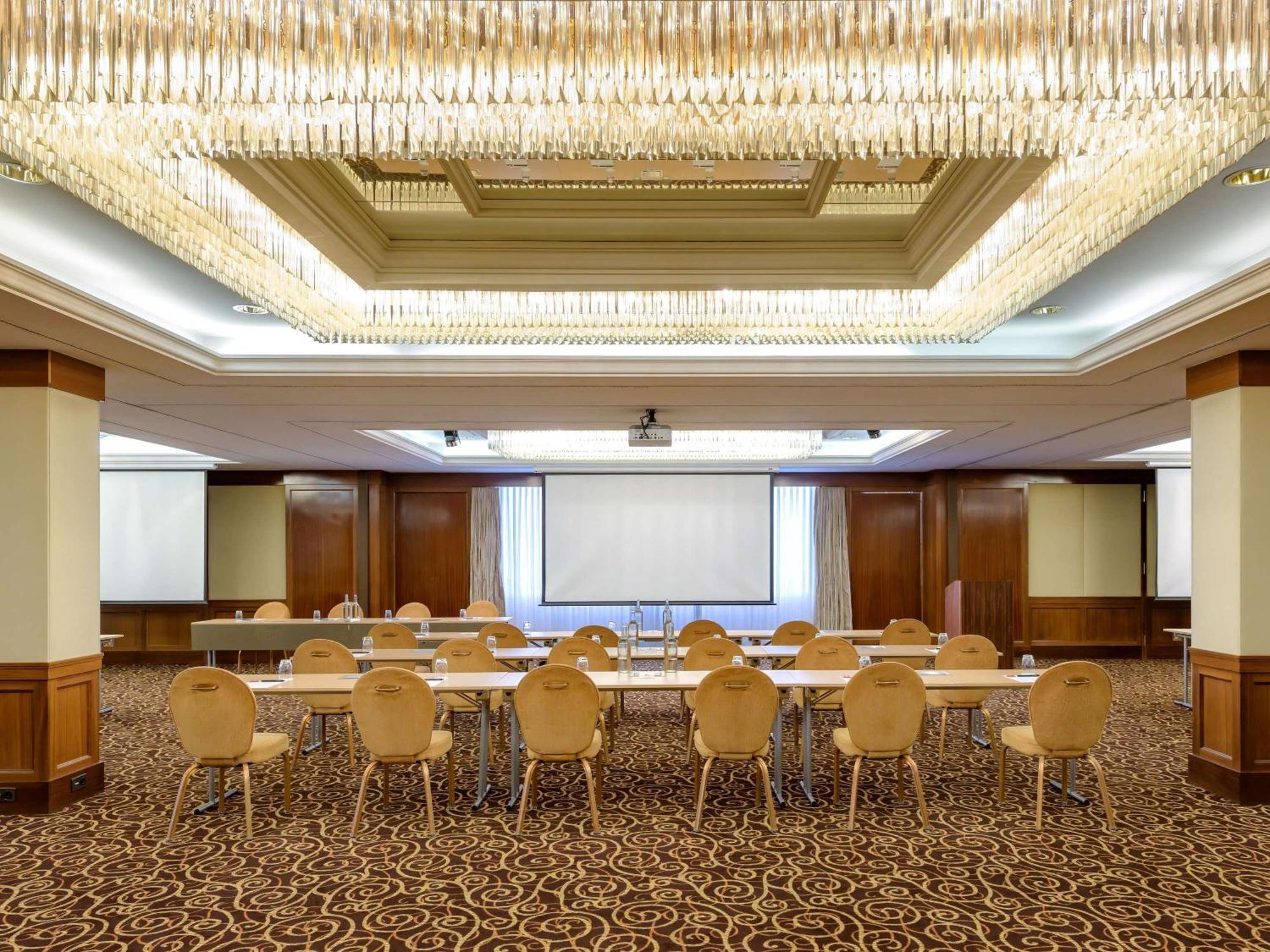 Moevenpick Hotel Geneva Мейрин Екстериор снимка