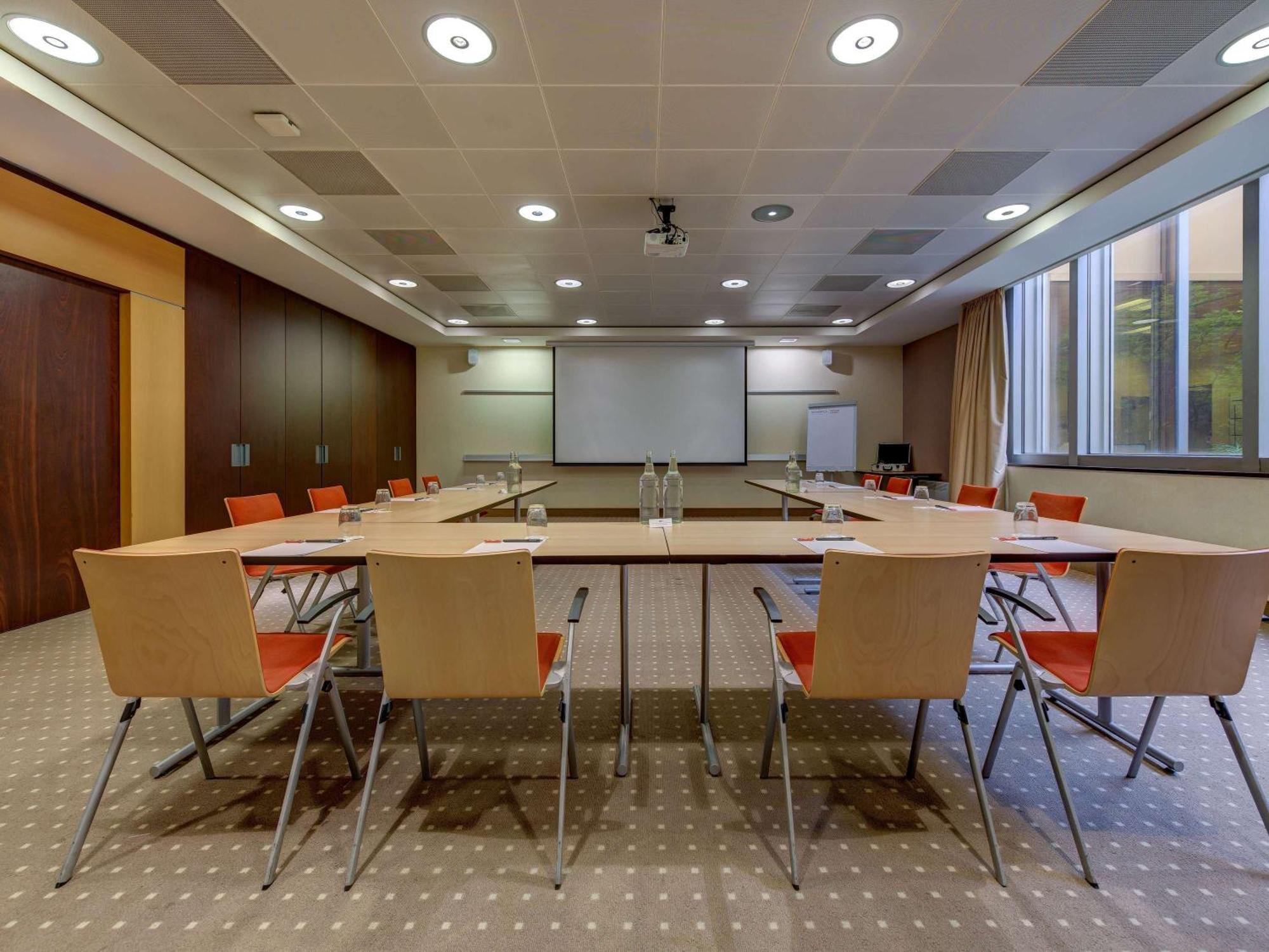 Moevenpick Hotel Geneva Мейрин Екстериор снимка