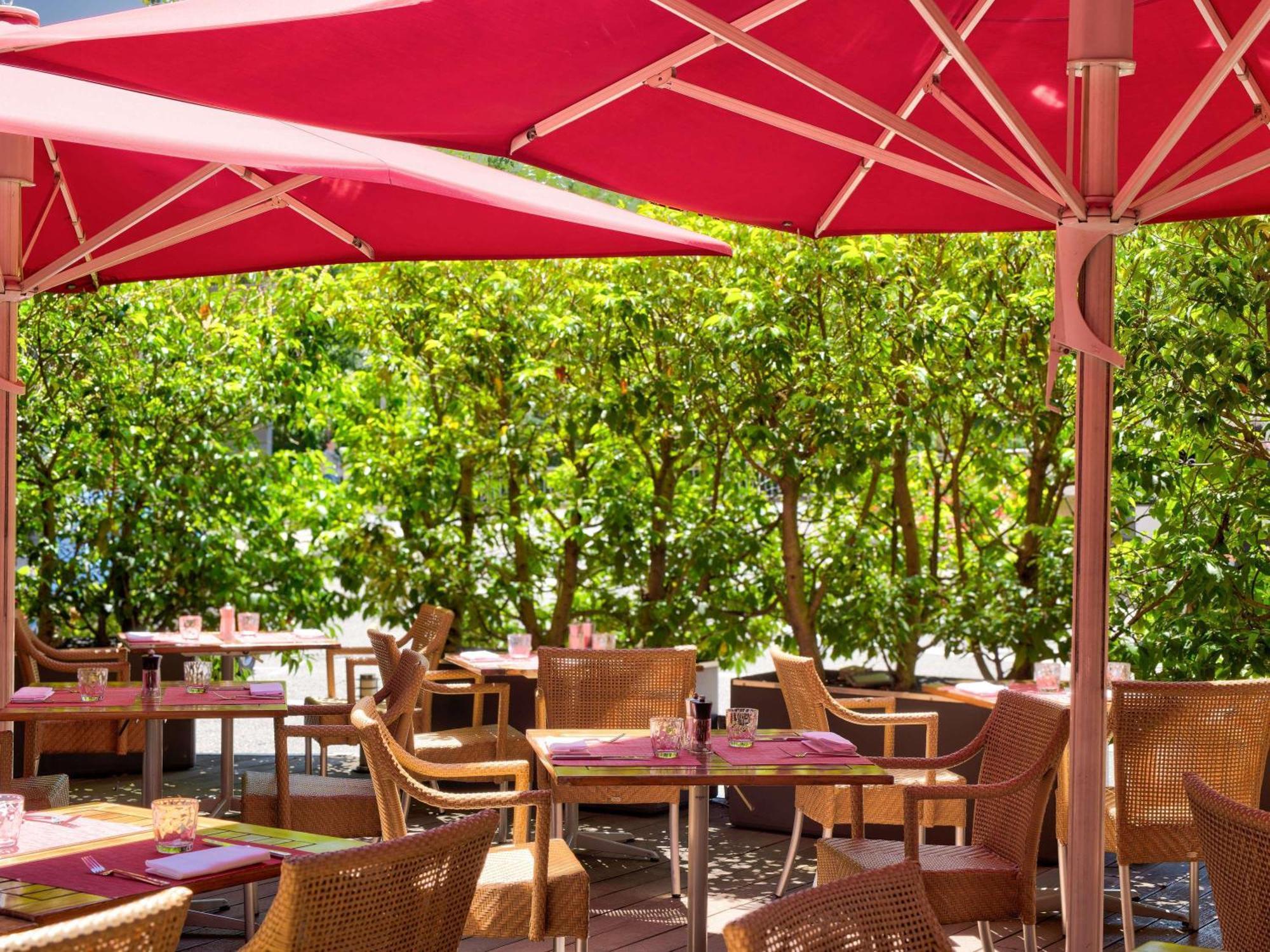 Moevenpick Hotel Geneva Мейрин Екстериор снимка