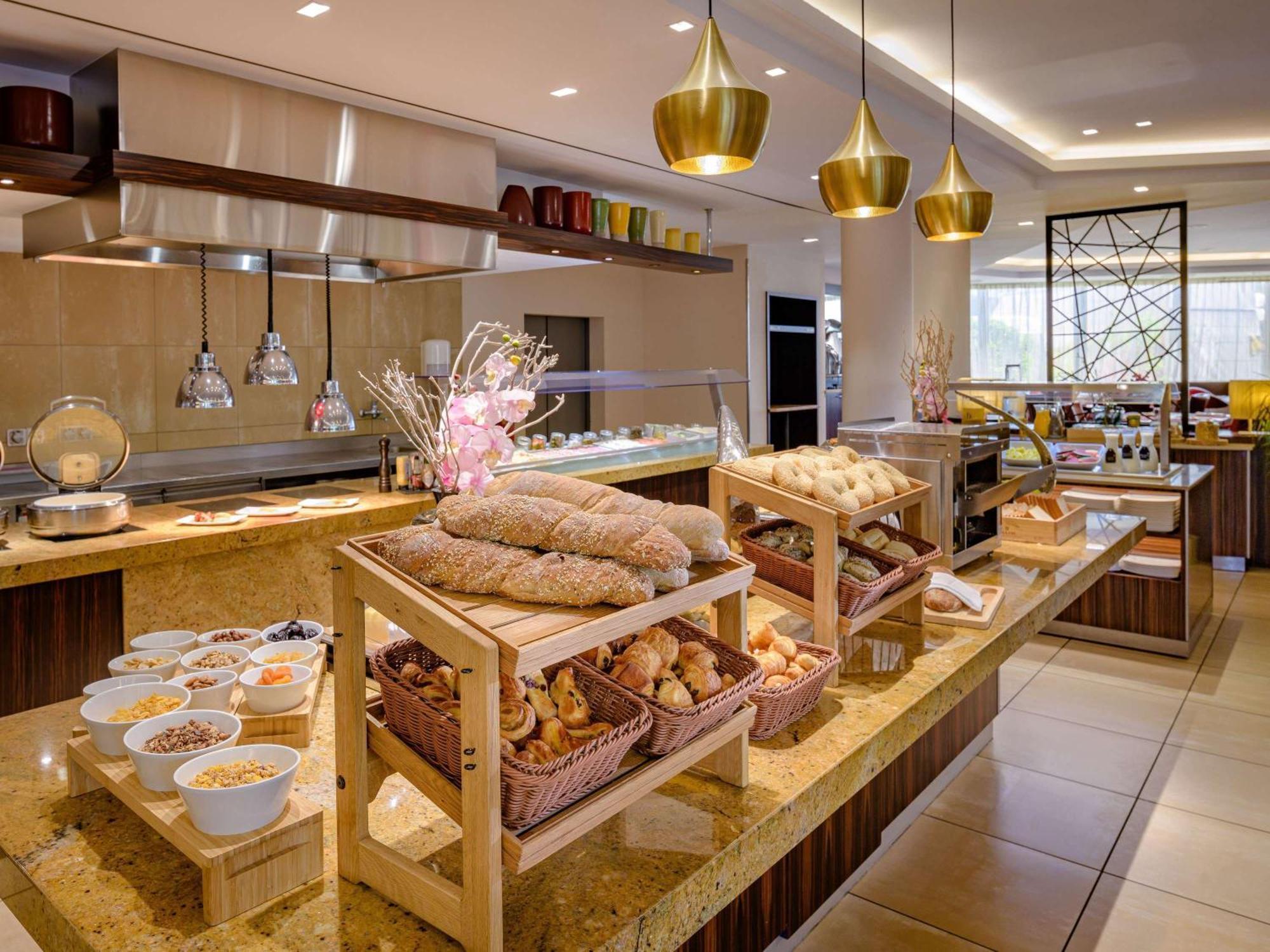 Moevenpick Hotel Geneva Мейрин Екстериор снимка