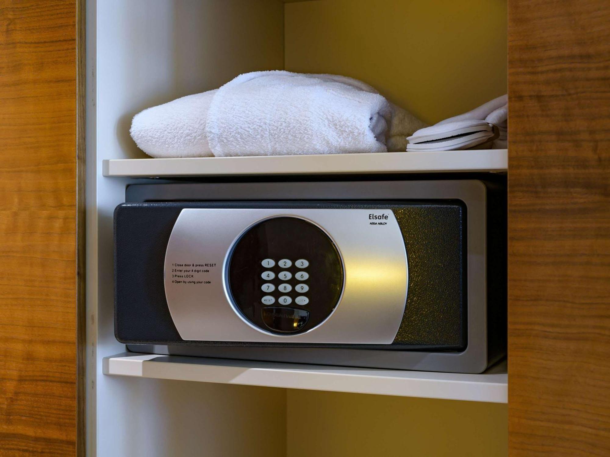 Moevenpick Hotel Geneva Мейрин Екстериор снимка
