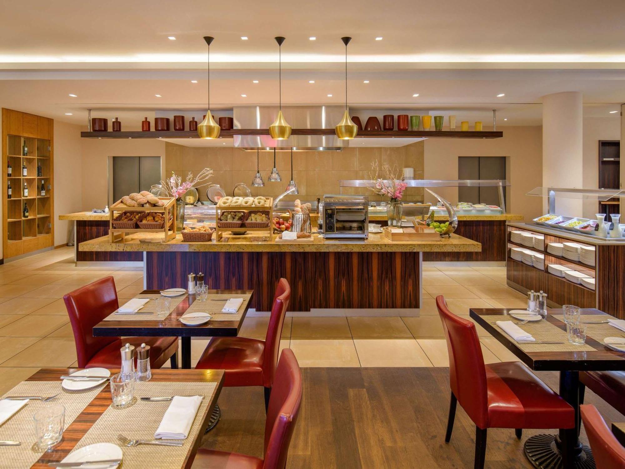 Moevenpick Hotel Geneva Мейрин Екстериор снимка