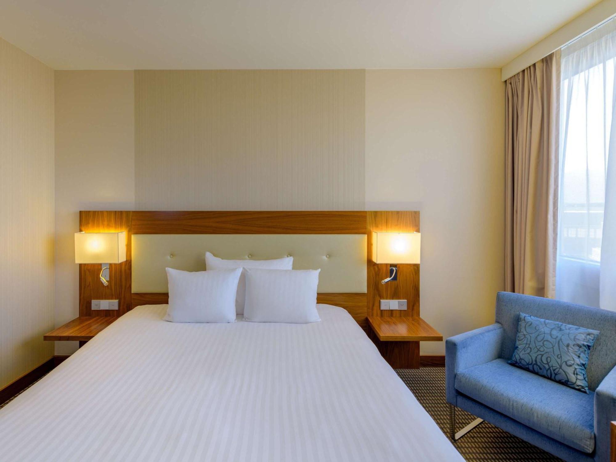 Moevenpick Hotel Geneva Мейрин Екстериор снимка