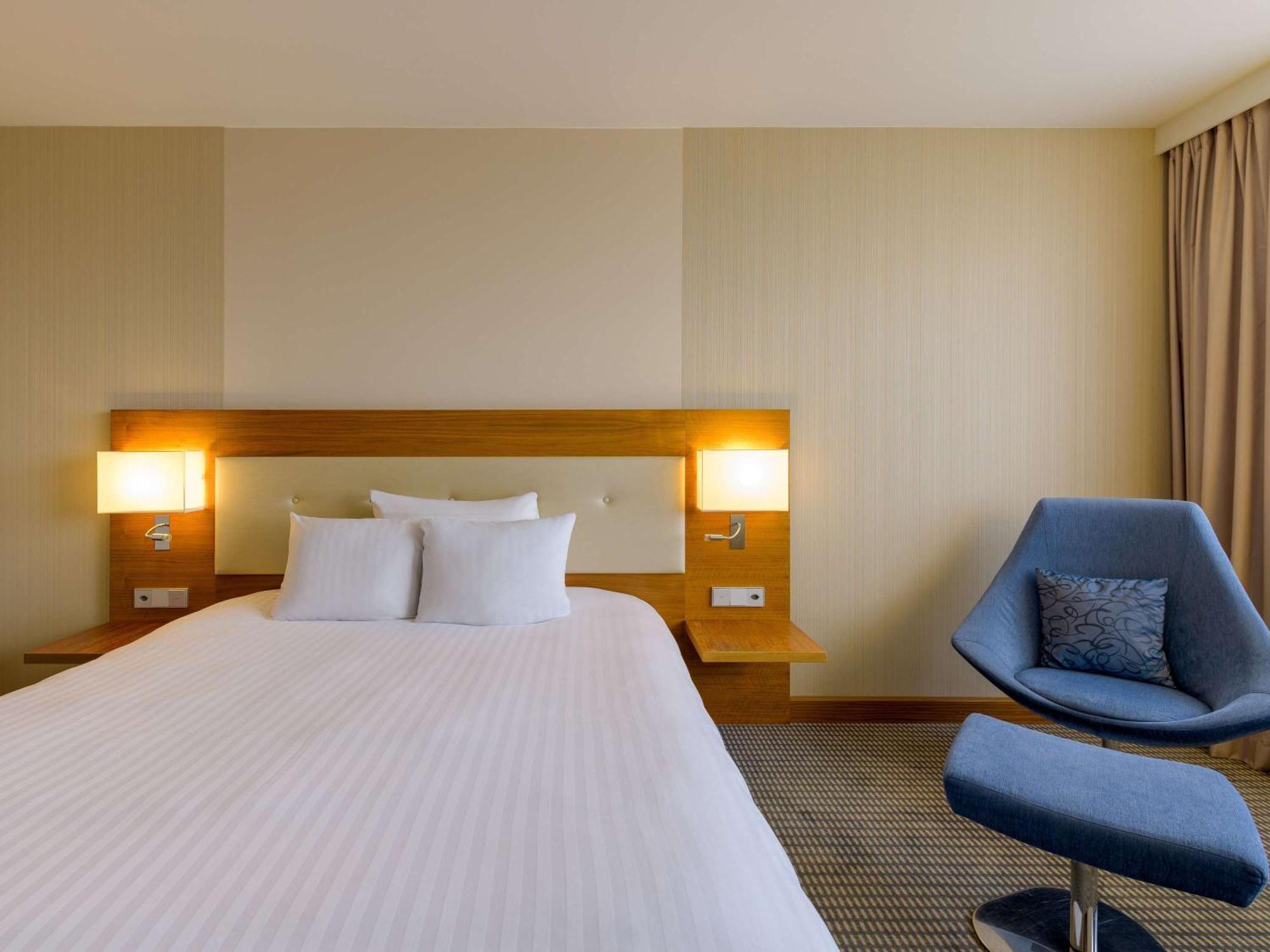 Moevenpick Hotel Geneva Мейрин Екстериор снимка