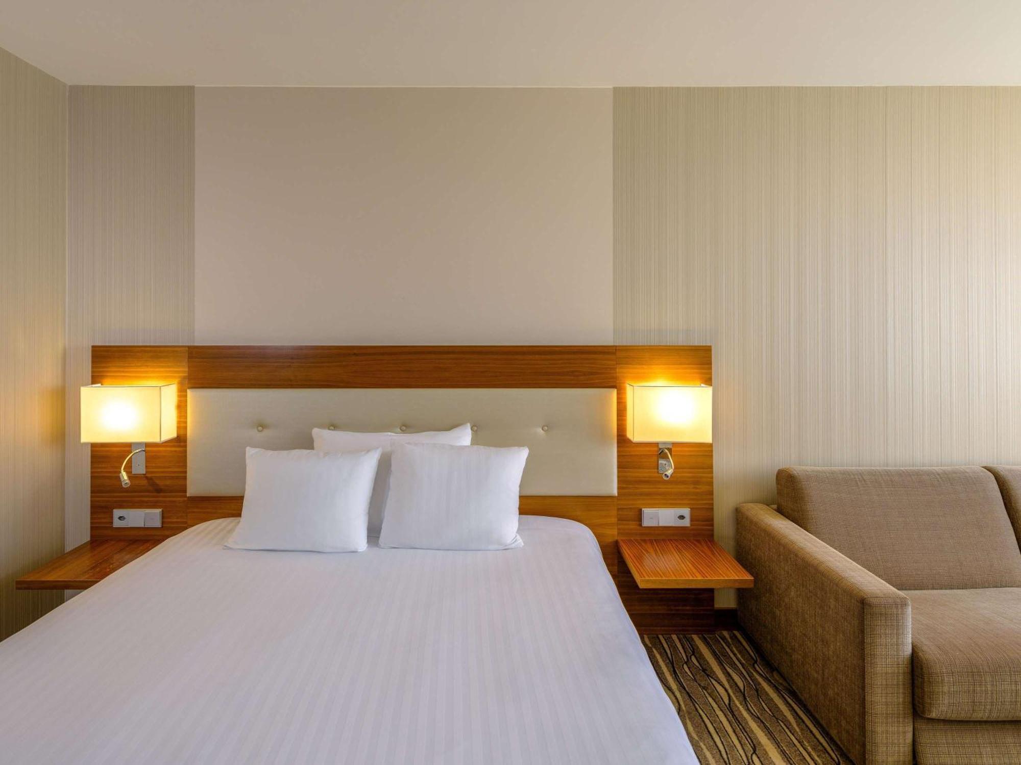 Moevenpick Hotel Geneva Мейрин Екстериор снимка