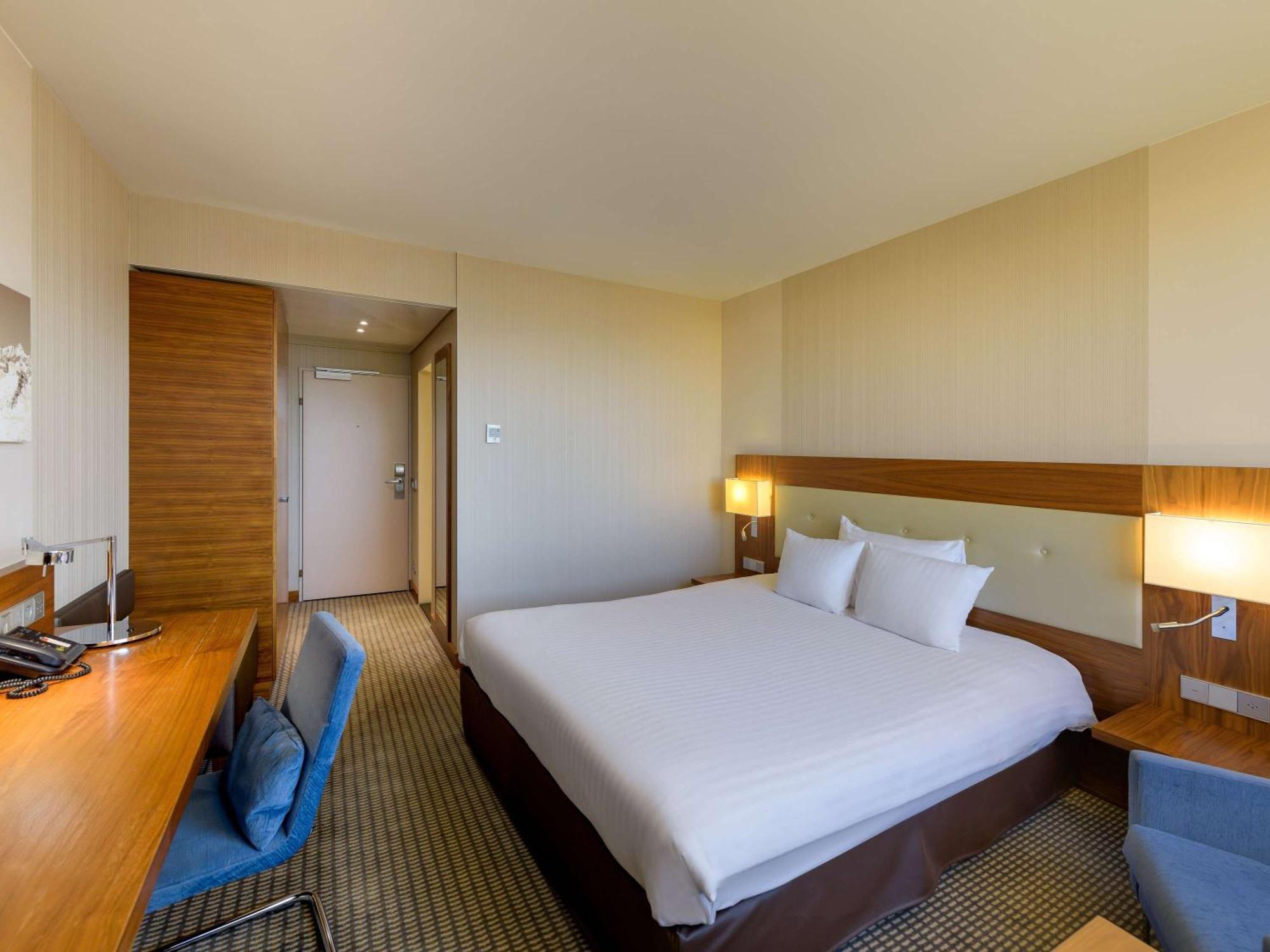 Moevenpick Hotel Geneva Мейрин Екстериор снимка