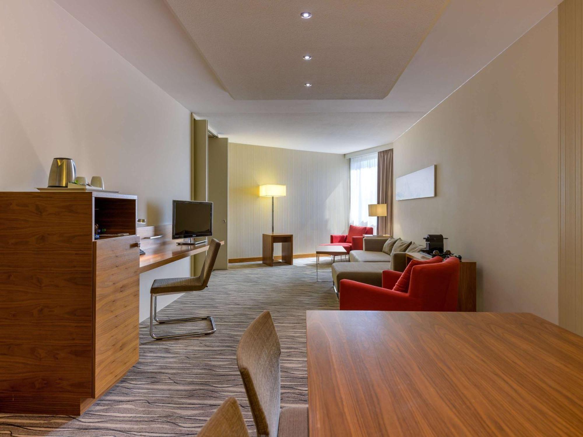 Moevenpick Hotel Geneva Мейрин Екстериор снимка