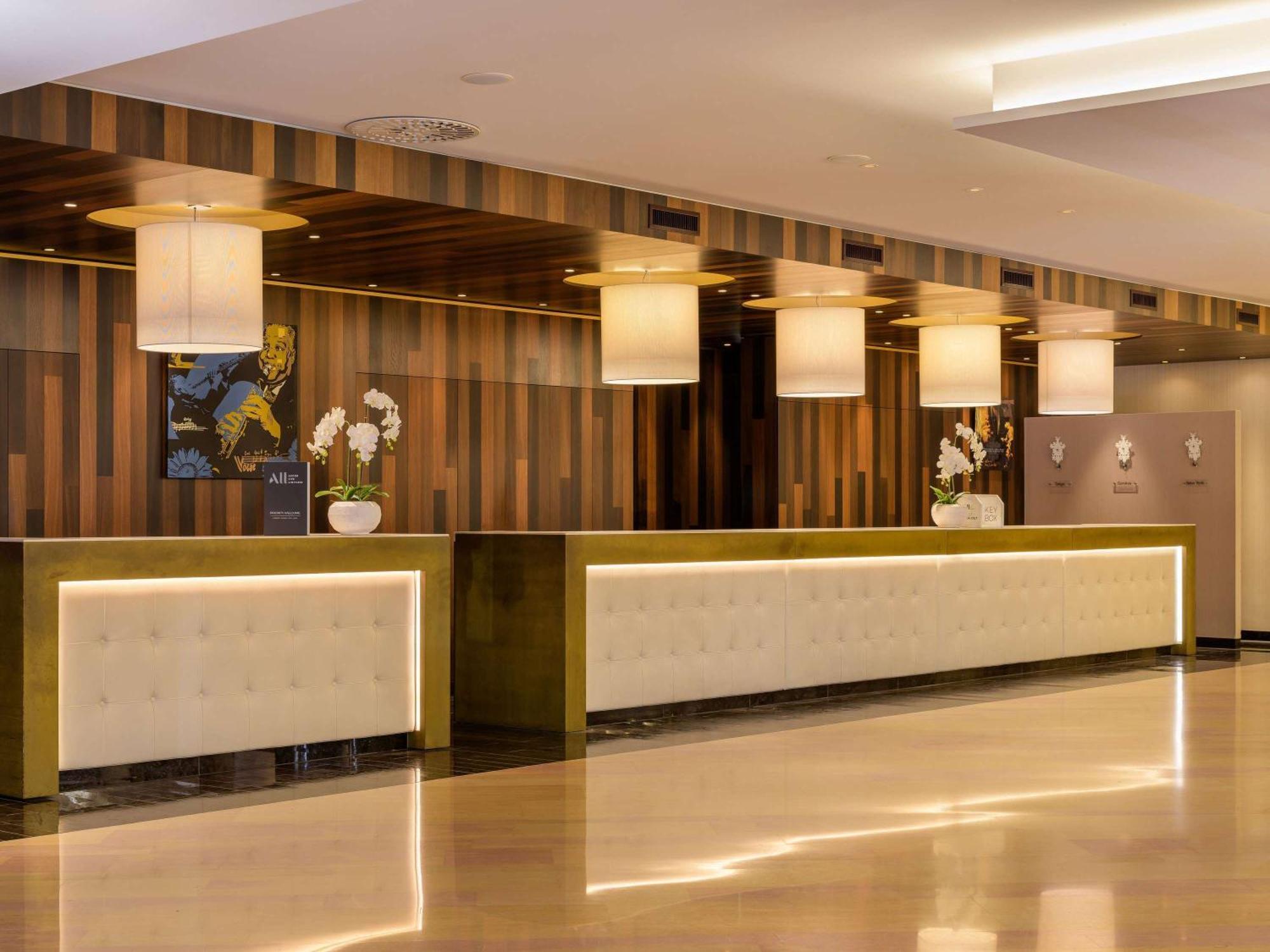 Moevenpick Hotel Geneva Мейрин Екстериор снимка