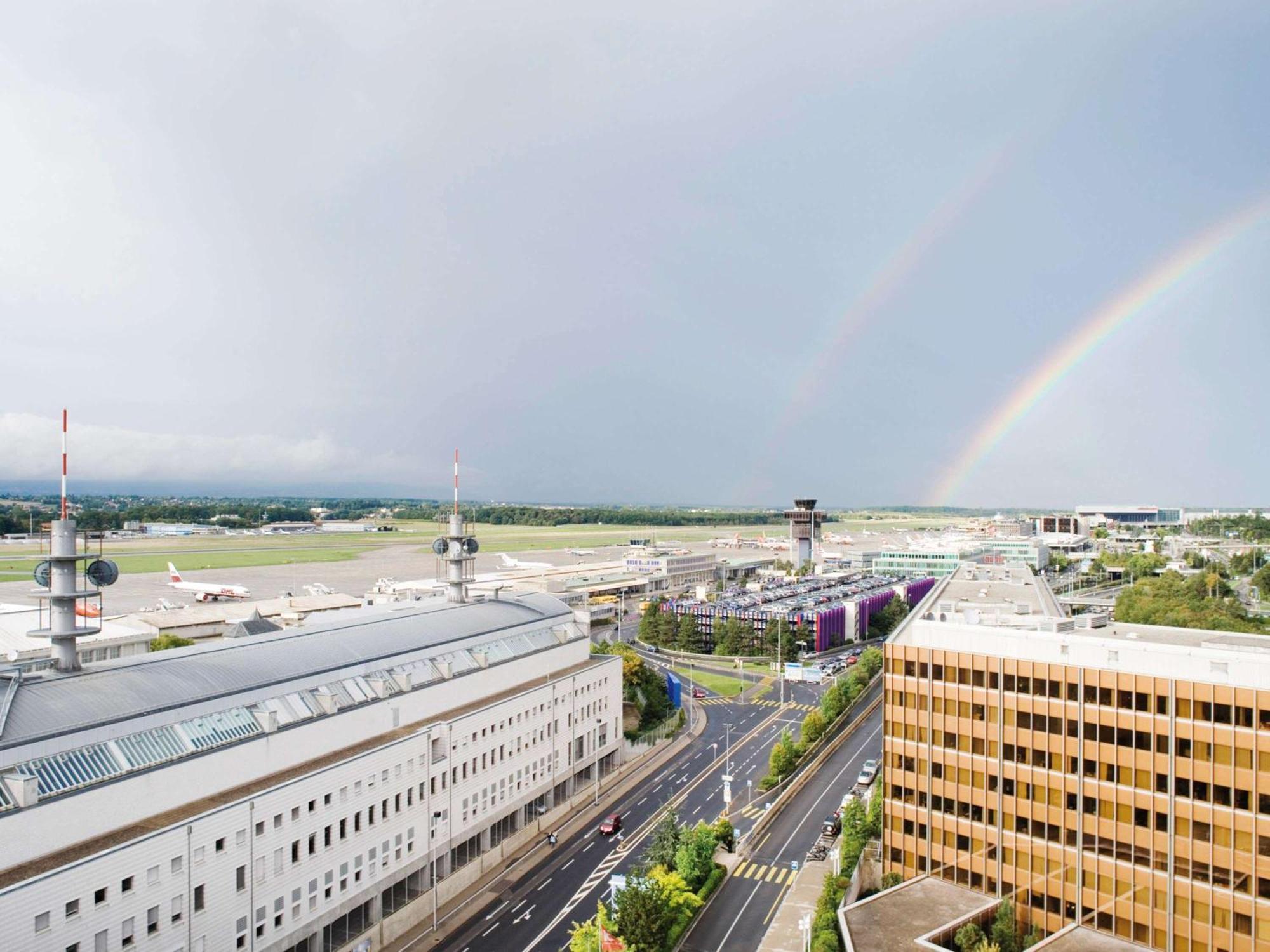 Moevenpick Hotel Geneva Мейрин Екстериор снимка